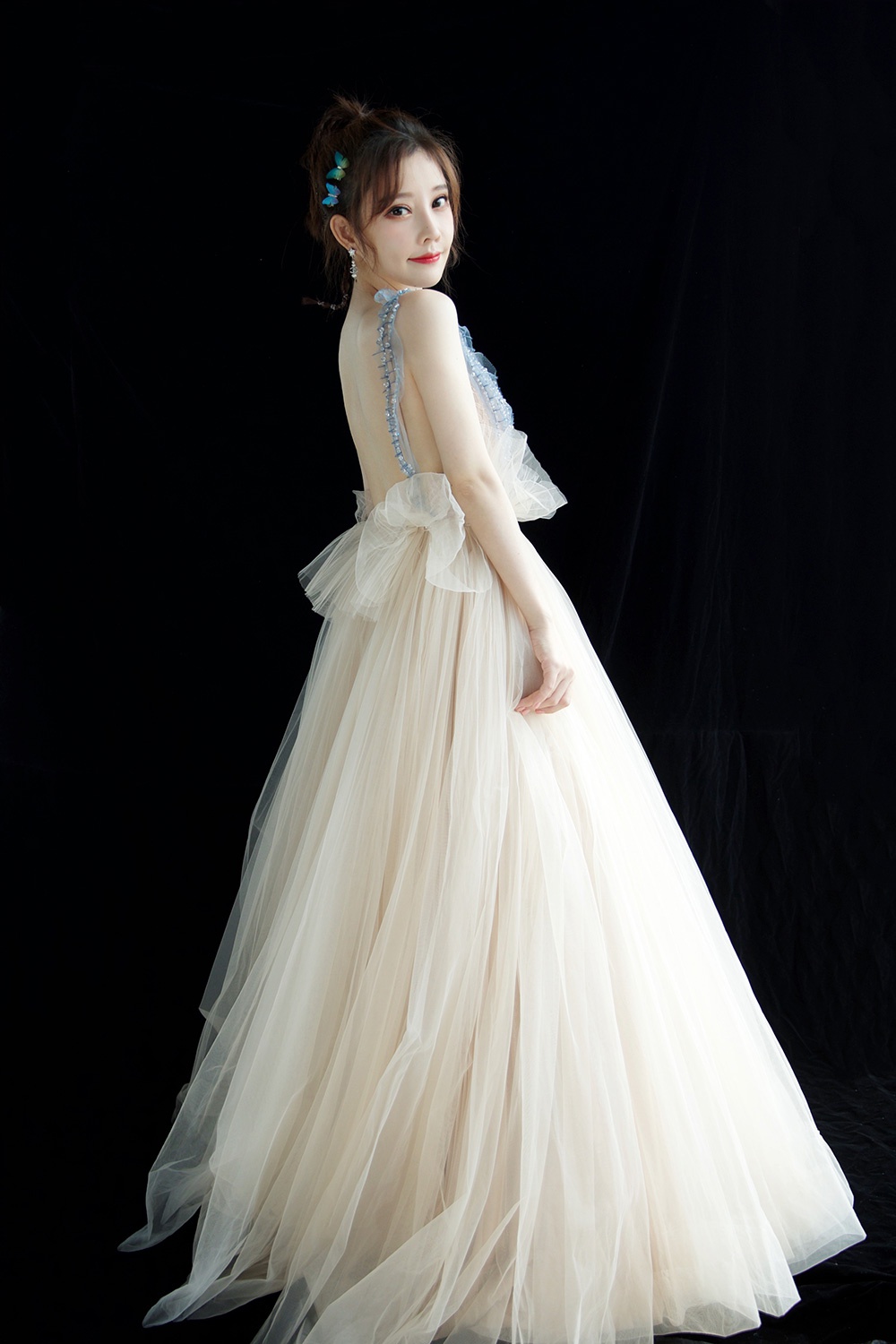 冯提莫获东方风云榜最佳新锐歌手奖轻纱露背礼服吸睛