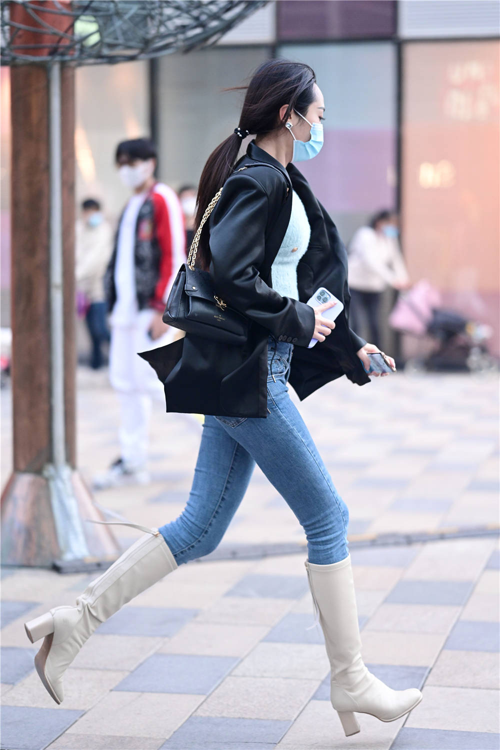 秋冬时节,紧身牛仔裤搭配长靴,还是选择高跟款式更好看