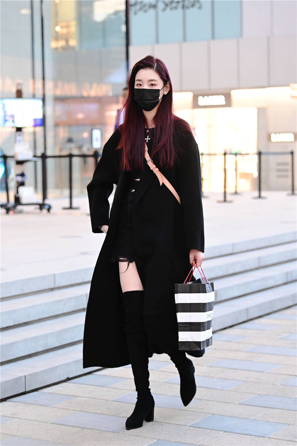 搭配的人很多,也会有不一样的展示,这位美女选择一双黑色的平底过膝