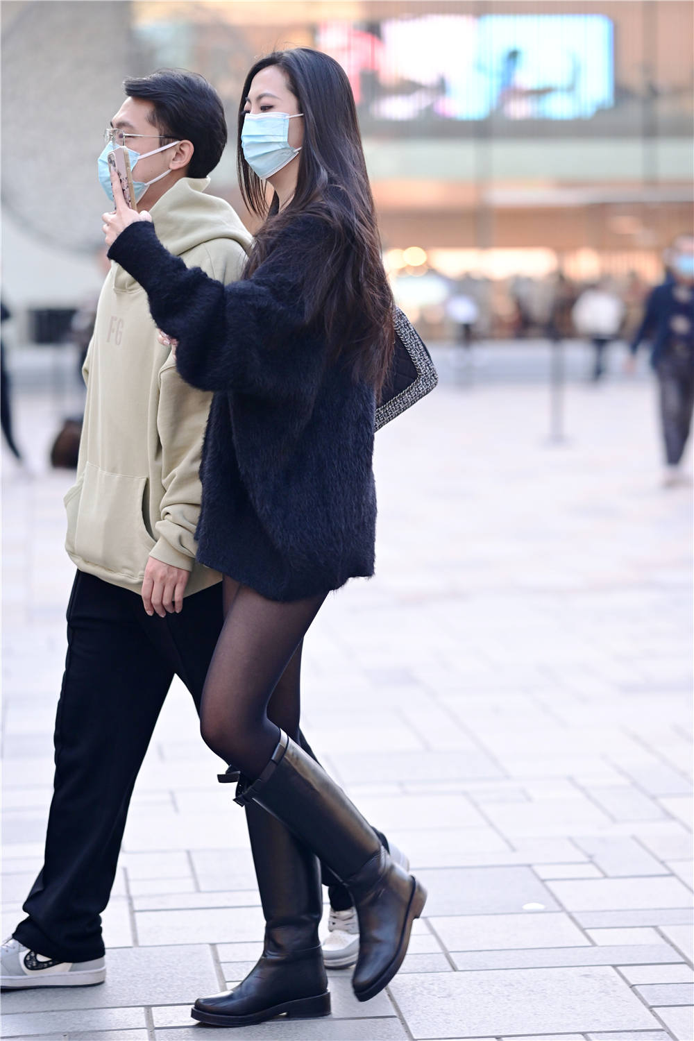 黑色丝袜搭配长靴秋冬季节要过得不一样你会怎么搭配