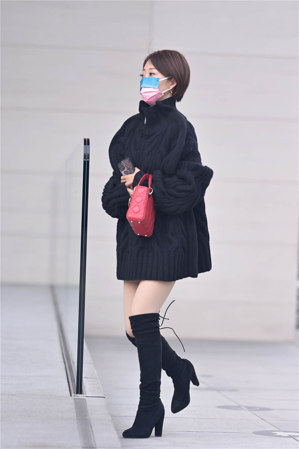 过膝长靴,看起来非常简单,也搭配出时尚的风格,当然冬季会搭配打底裤