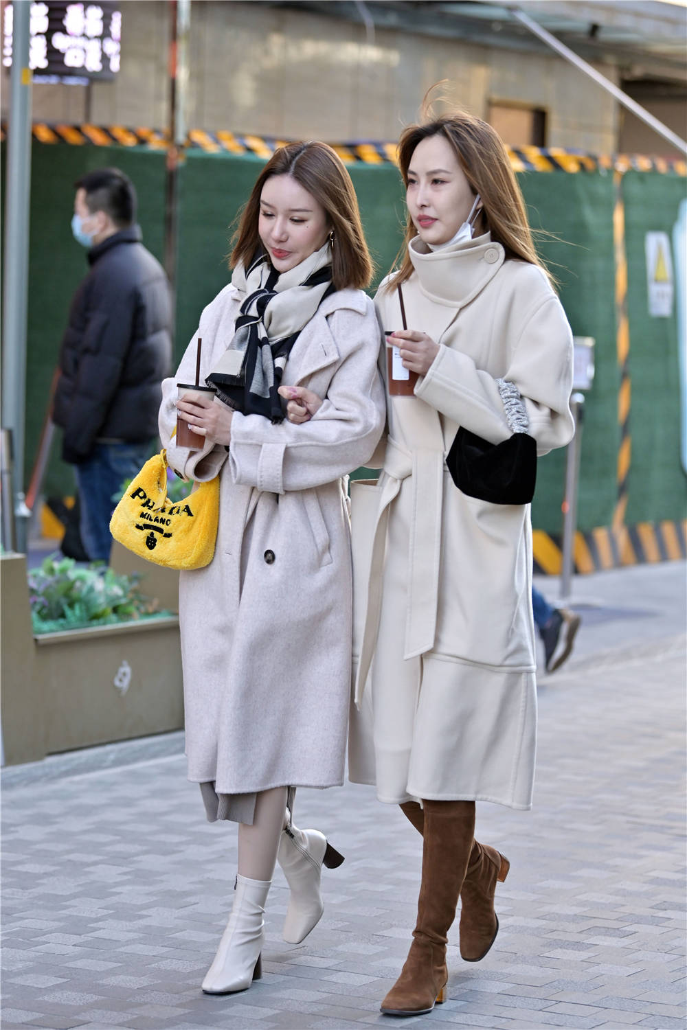 冬季和姐妹一起逛街,你会怎么搭配自己,穿搭浅色还是深色|浅色|姐妹