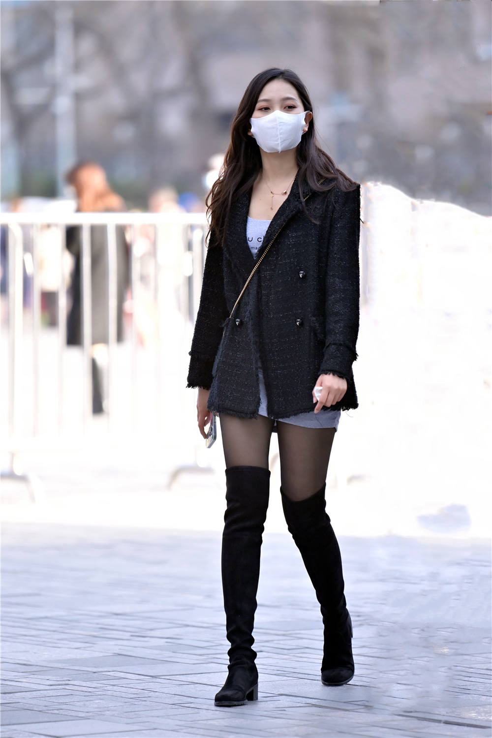 春天的长靴,不少人喜欢过膝靴,穿出不一样的时尚感觉.