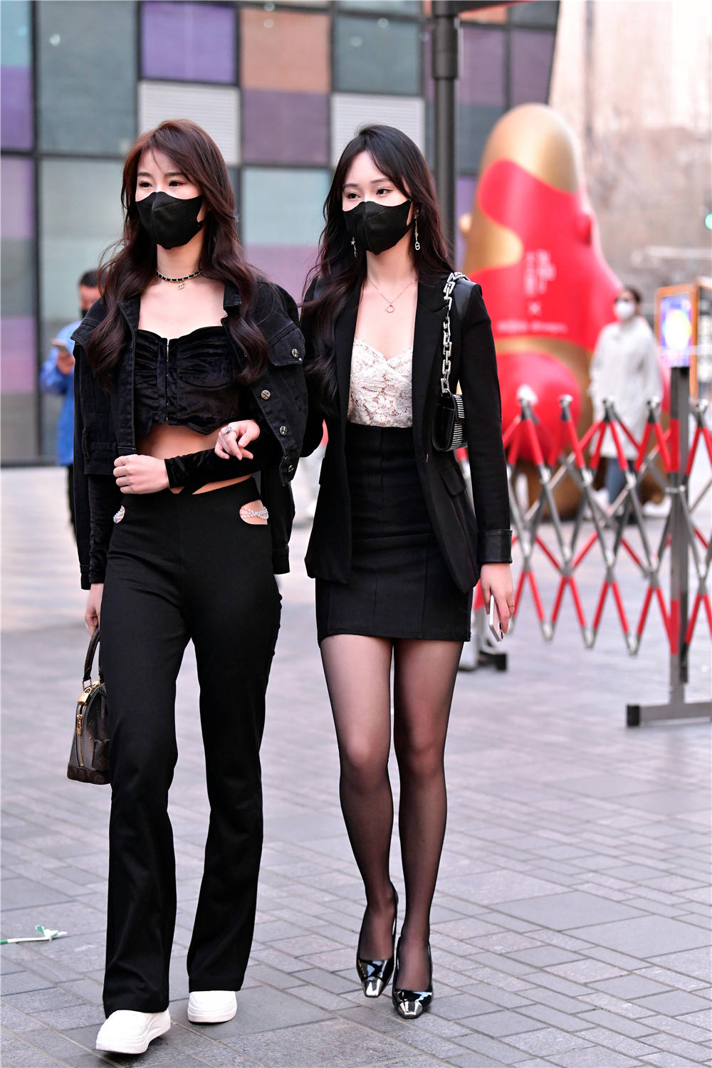 黑色丝袜搭配高跟鞋你会选择单鞋还是搭配凉鞋呢