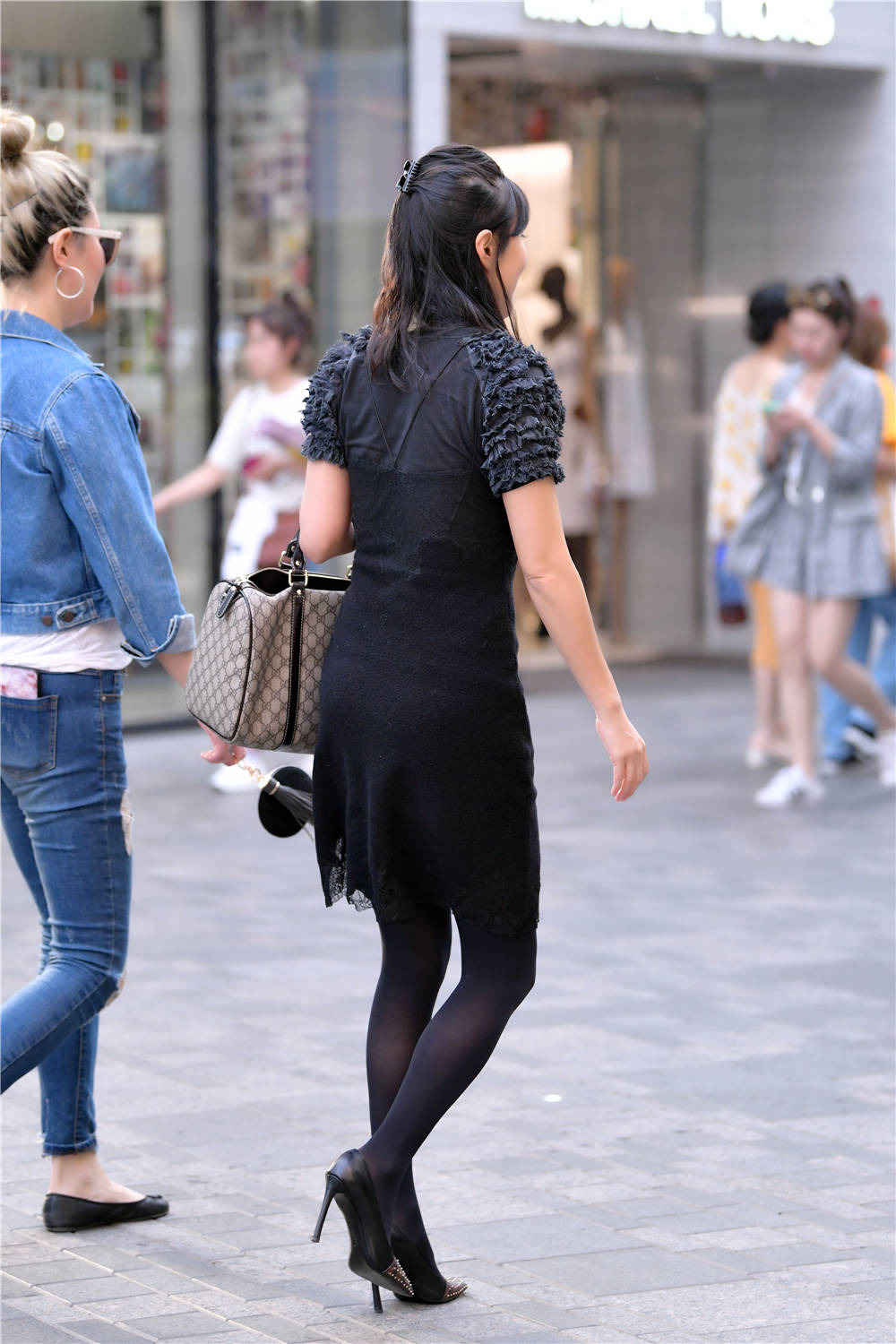 尖头细跟鞋是时尚美女的最爱在时尚街区也比较常见