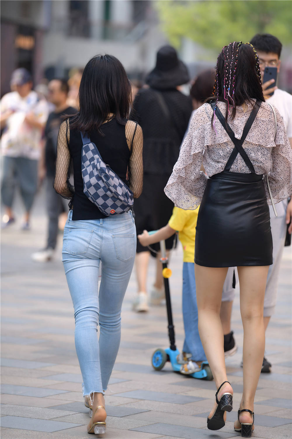 夏季出门逛街可以搭配紧身牛仔裤和高跟鞋组合更加显气质