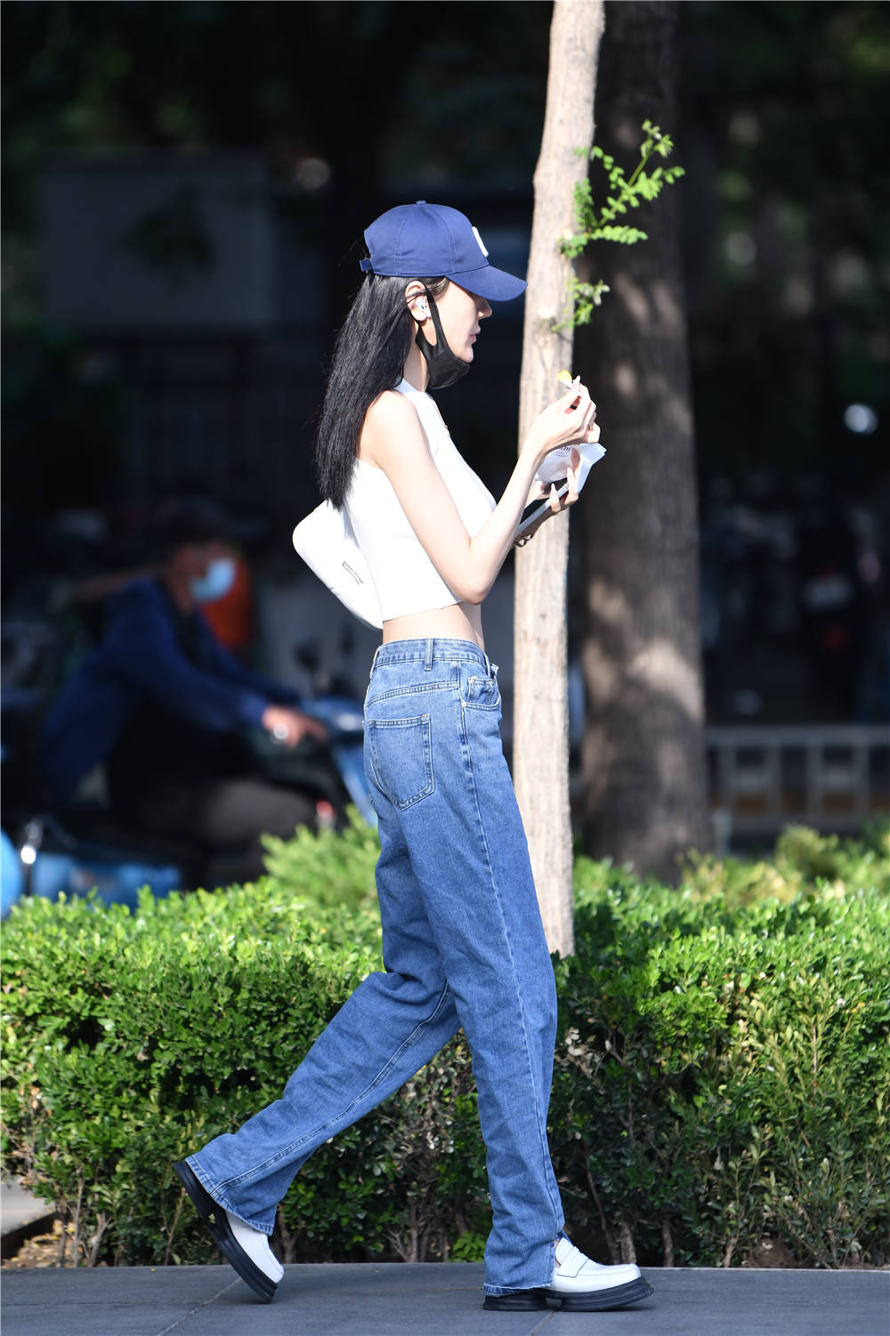 夏季适合搭配牛仔裤出门,修身款式衬托身材,宽松风格穿出休闲