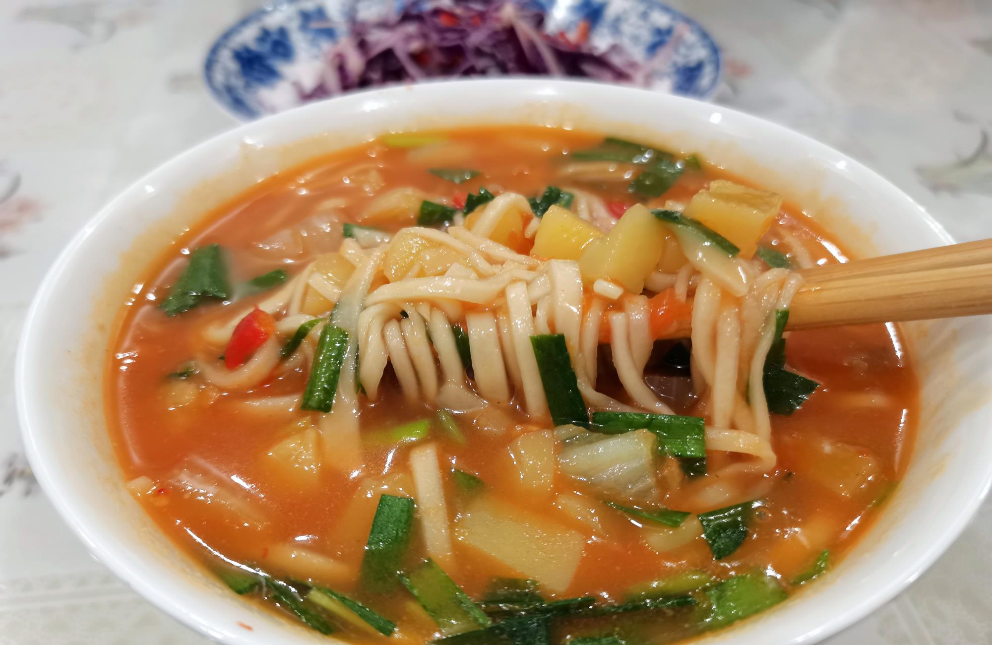 脑子里突然就出现了,我小时候看母亲擀面的场景,我会擀面估计也是看