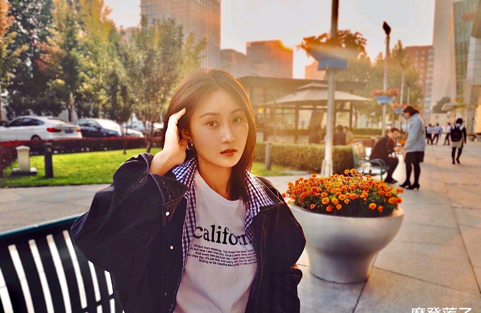 林鹏衣品很不错,身穿拼接设计的牛仔衣搭配白色t恤,休闲又减龄_高清