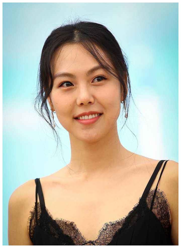 在首部电视剧《学校2》中饰演问题生申惠媛,并凭借此片获得kps演技