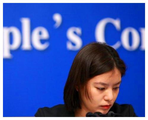 她是中国最冷艳的翻译官不露笑容神似赵薇生活照反差太大