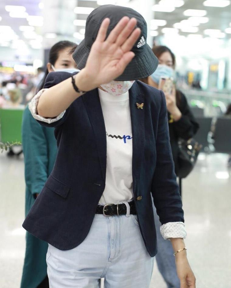 52岁周涛好会穿西装配牛仔裤苗条知性再戴渔夫帽时髦又减龄