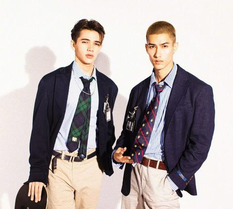 米卡庆怜校园美剧男主脸为什么会上热搜大家如何评论的黄昏校园花海美