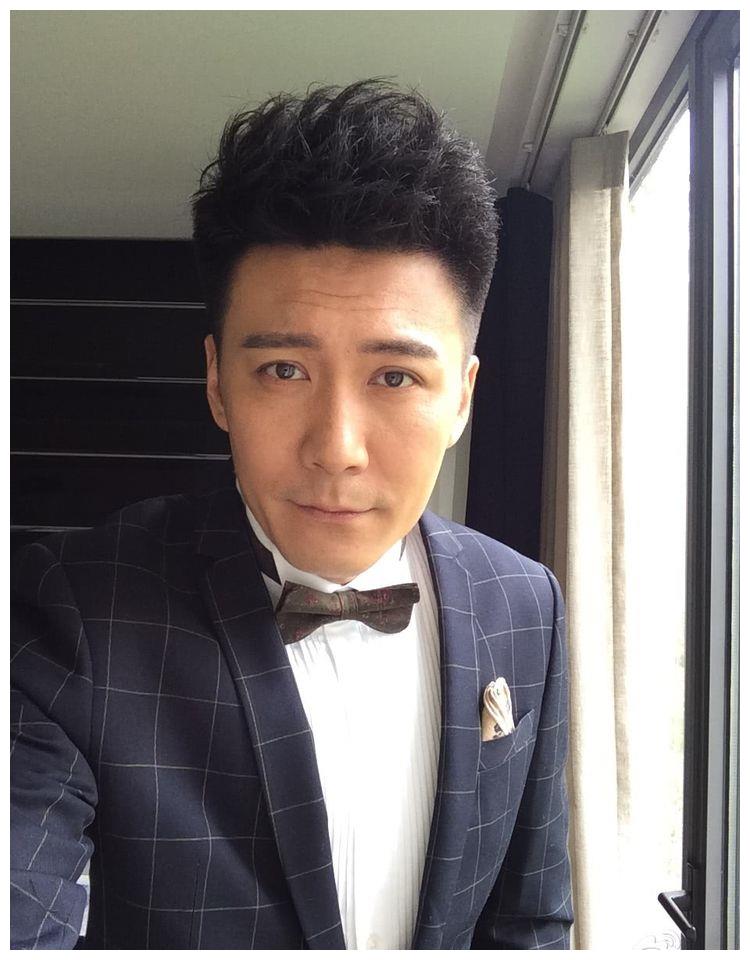 赵峥出道多年,也出演了不少影视剧,但无奈一直没有大火,像在《红颜的