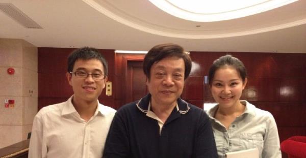 赵忠祥小区挂灯笼准备过年邻居受访惹人感慨倪萍状态令人担忧