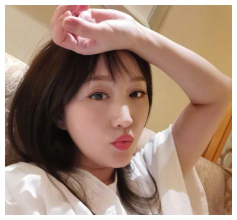 49岁杨钰莹素颜出镜,嫩如少女,网友:终于知道啥叫美了一辈子