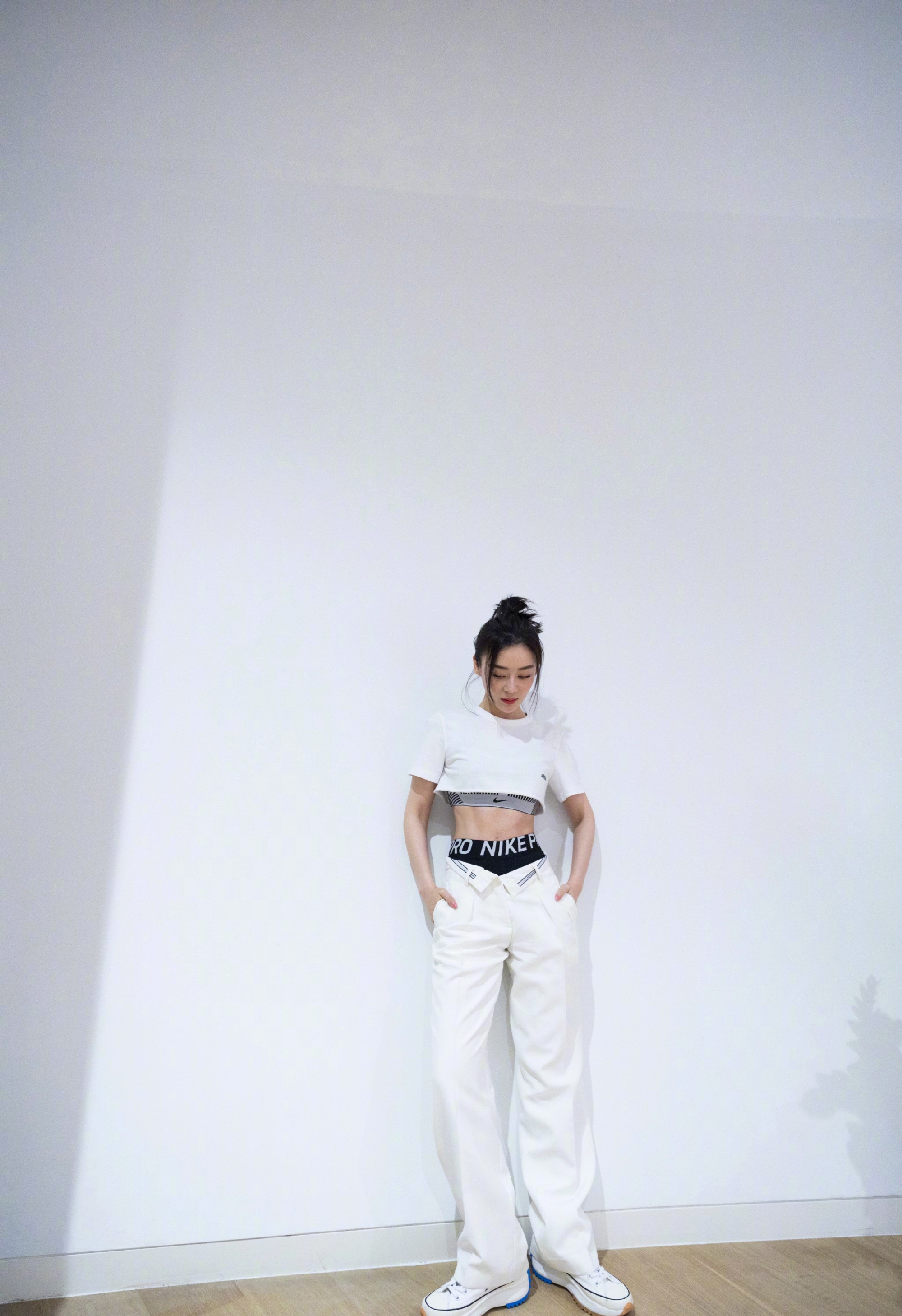 马甲线女神袁姗姗,穿白色露脐运动装大秀小蛮腰,效果好惊艳