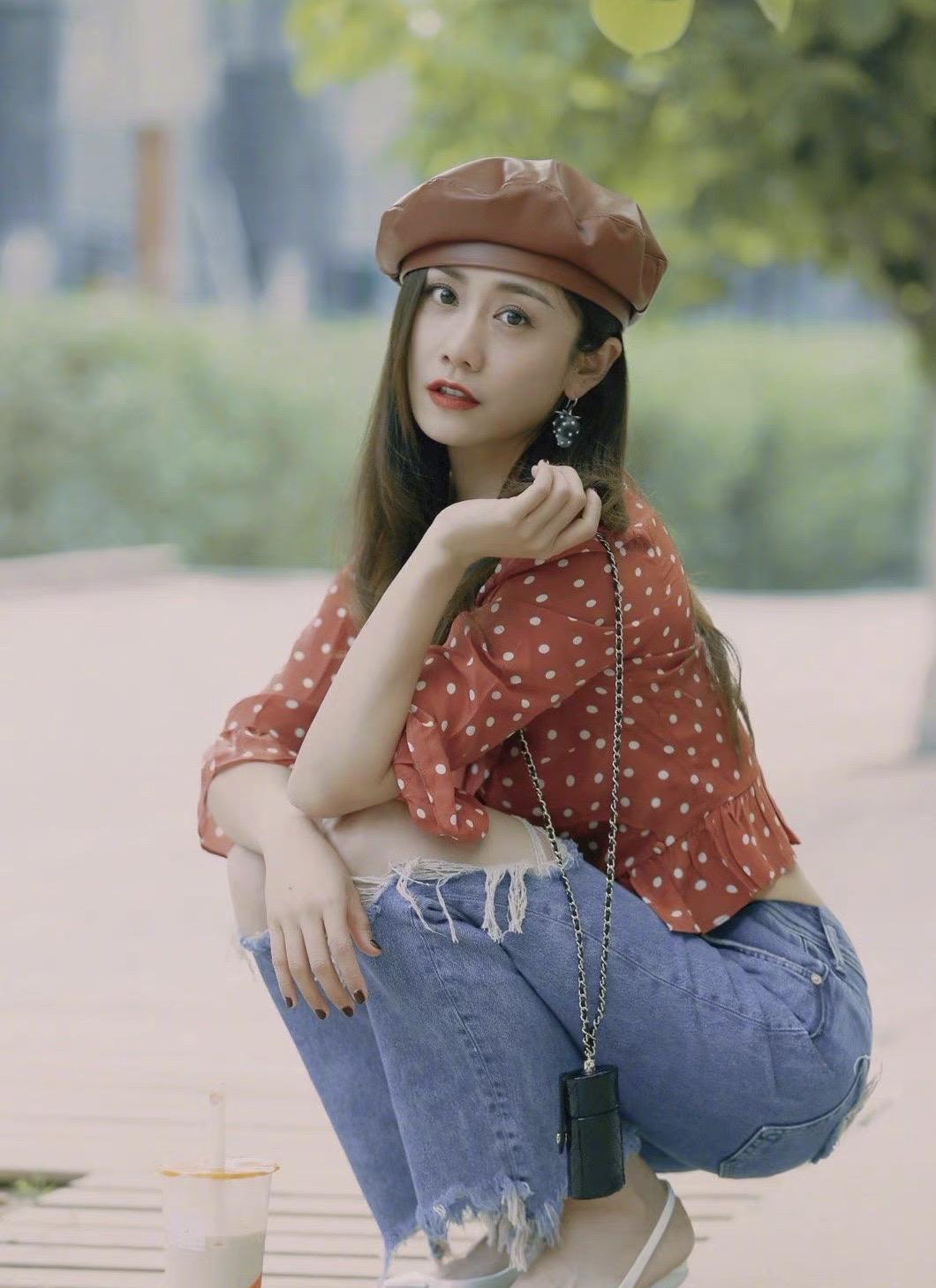 刘芸清爽写真波点雪纺上衣配破洞牛仔裤蹲地上喝奶茶俏皮可爱