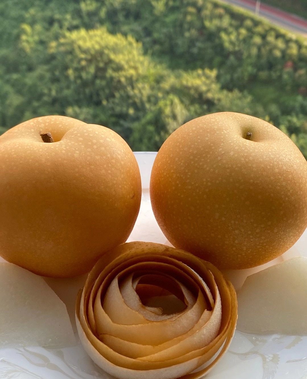 我们在吃秋月梨的时候,把削掉的皮摆盘成一朵美丽的秋月梨花