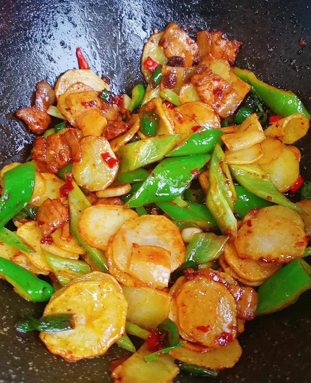 干锅土豆片(咸香下饭家常菜)|尖椒|土豆|五花肉_新浪新闻
