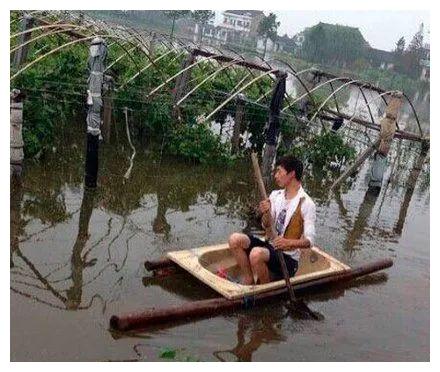 我问爸爸照片中站在他旁边的那位年轻叔叔是谁？他说那是你妈！休闲区蓝鸢梦想 - Www.slyday.coM