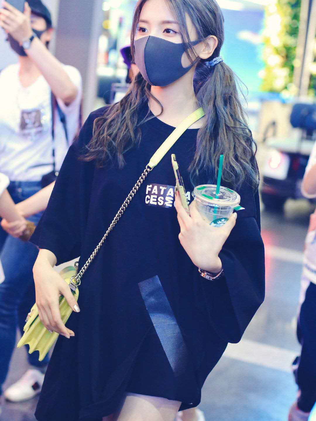 杨超越现身机场oversize上衣扎双马尾元气满满