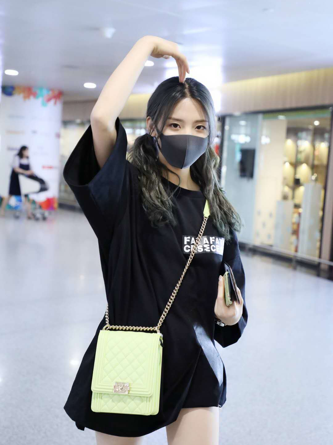 杨超越现身机场oversize上衣扎双马尾元气满满