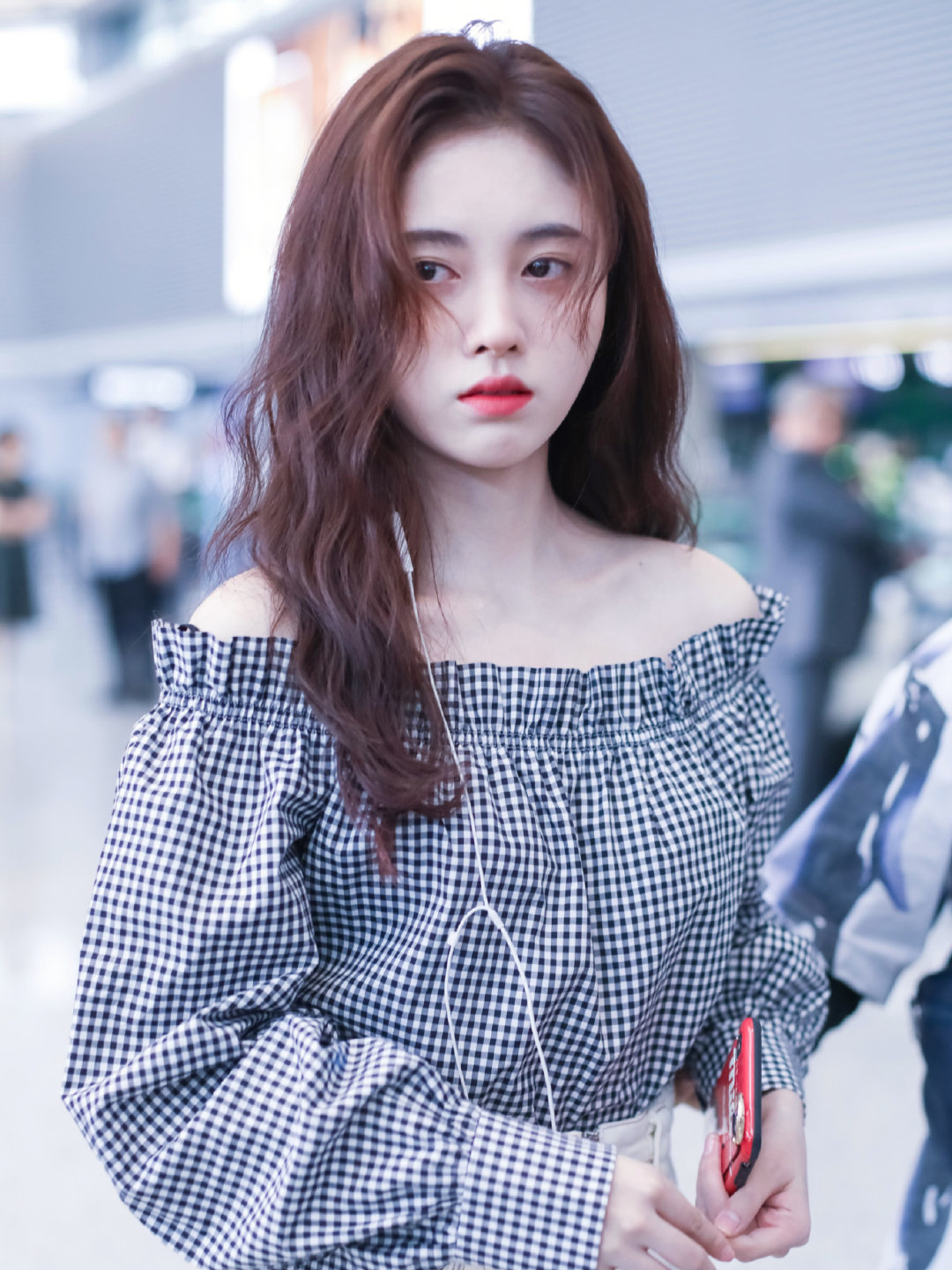 鞠婧祎一字肩搭配半身裙轻松显高10cm