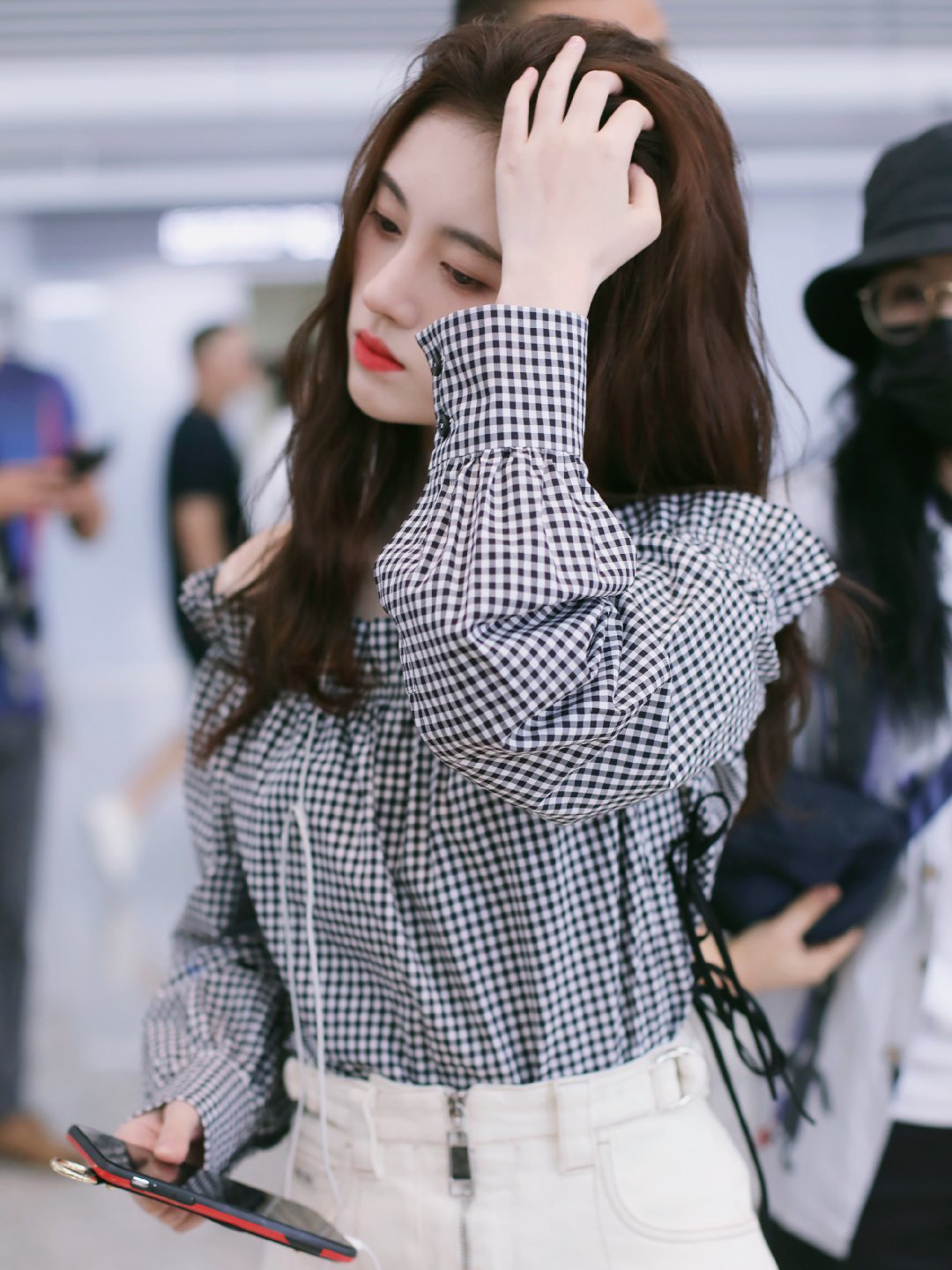 鞠婧祎一字肩搭配半身裙轻松显高10cm