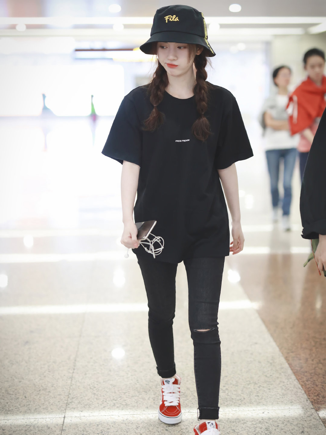 鞠婧祎一字肩搭配半身裙轻松显高10cm