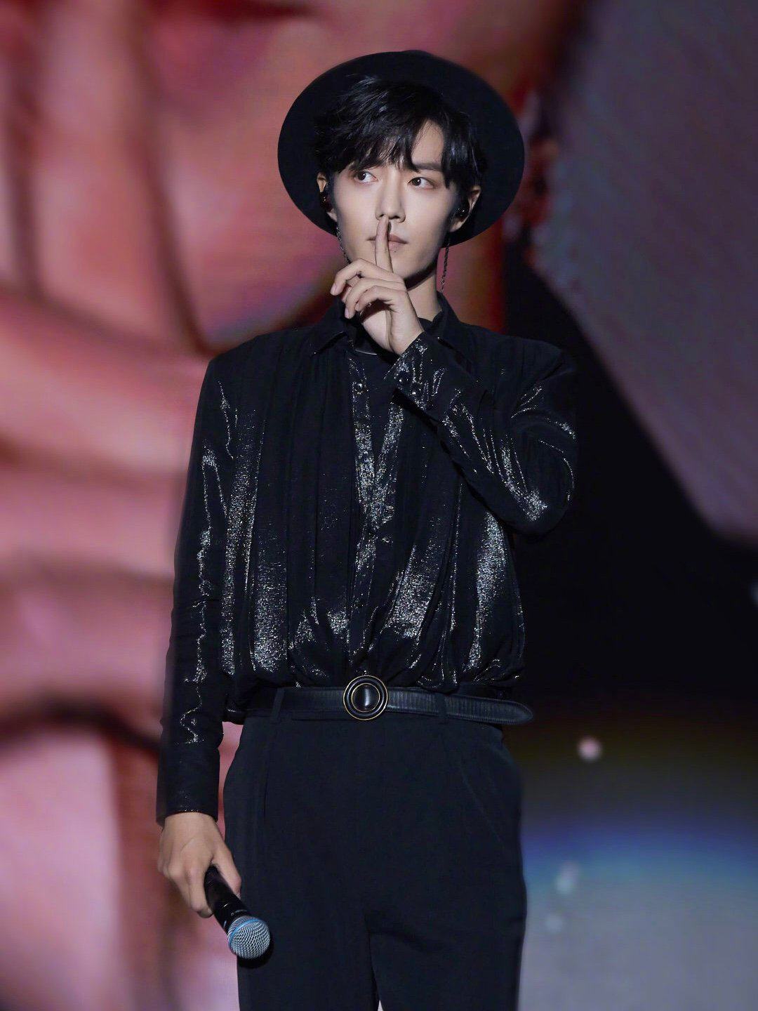 肖战和朱正廷同样搭配黑色圆礼帽一个优雅一个霸气