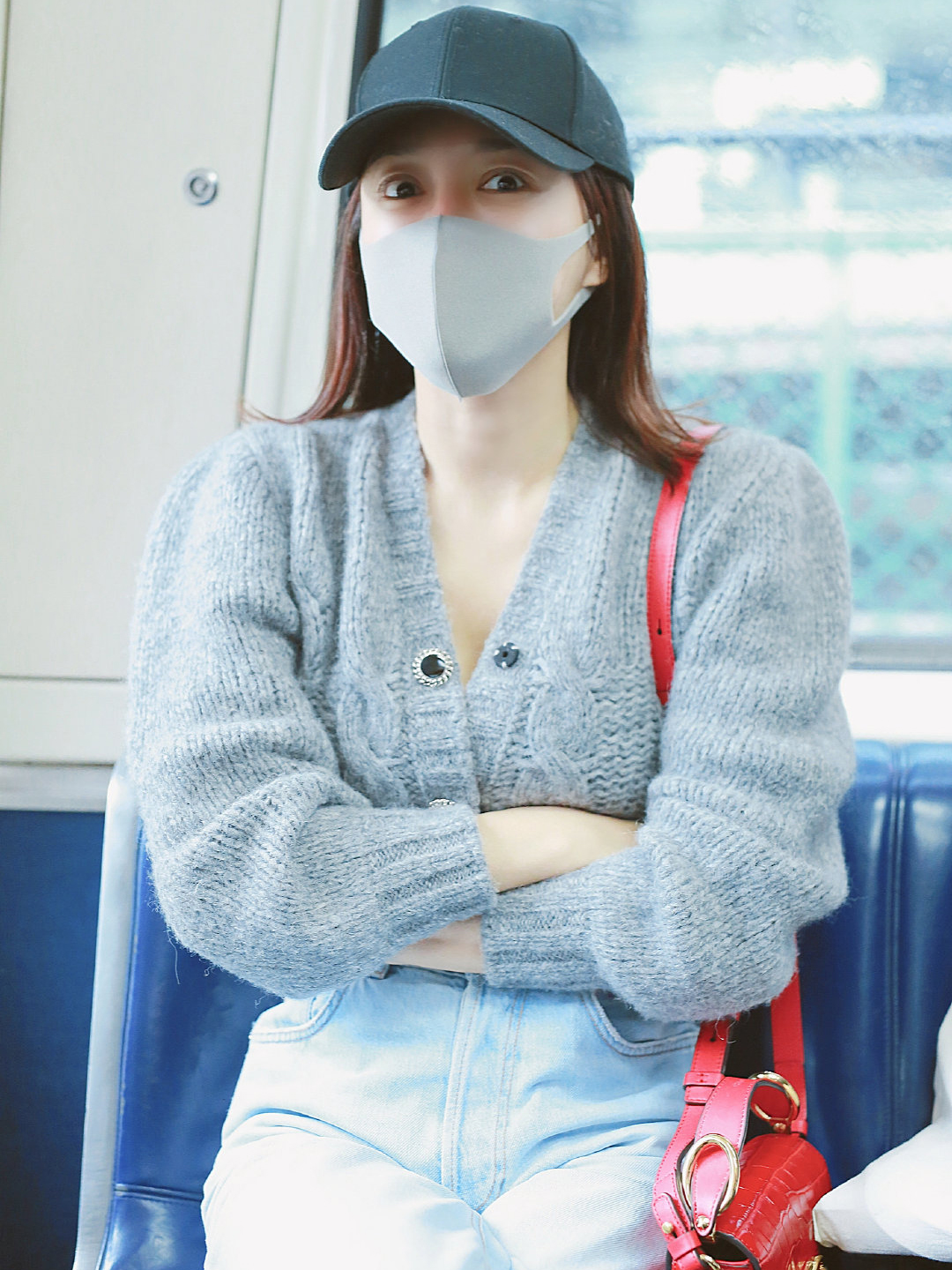 秦岚终于放开了穿露脐装走机场美得不敢认