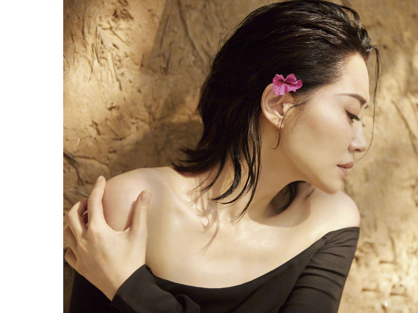 许晴性感写真上线搭配湿发造型演绎别样风情