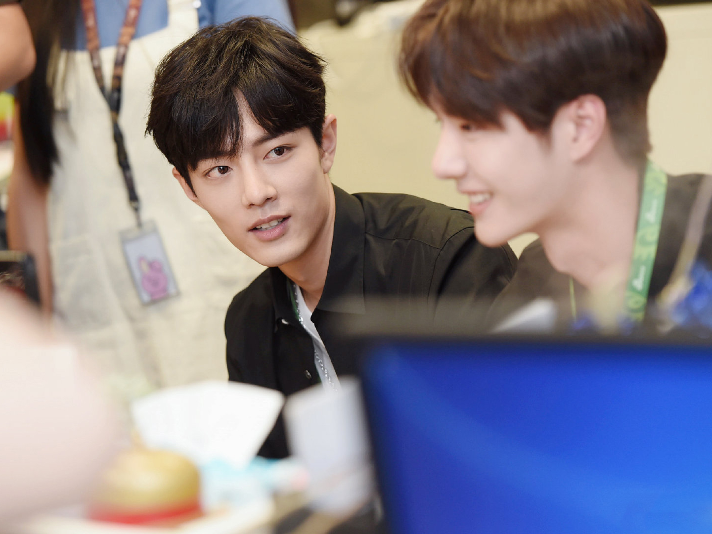 肖战王一博高清对视图来啦同是黑色衬衫穿搭风格差距这么大