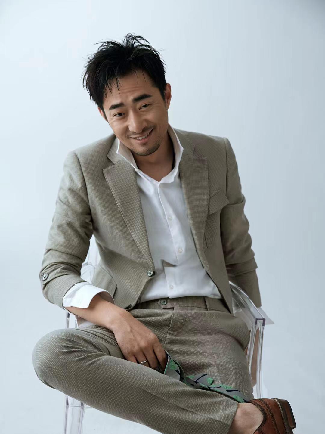 组图:胡子程最新大片释出 低头沉思凸显型男魅力_高清图集_新浪网