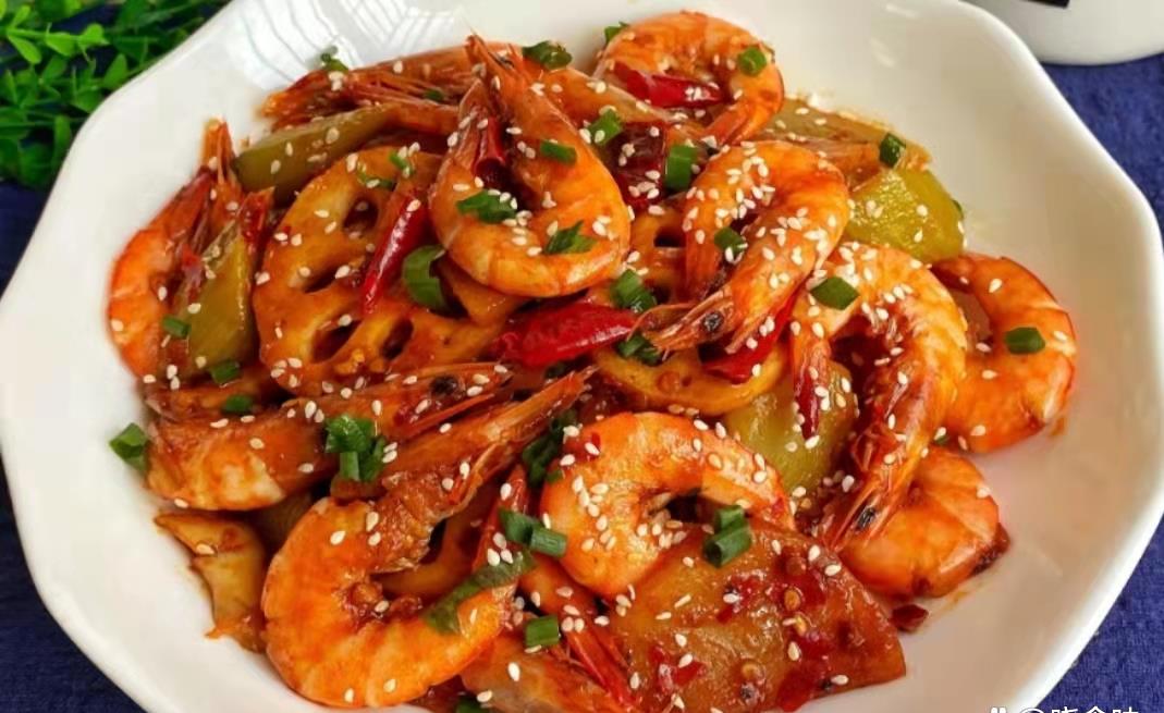 白糖,十三香快速翻炒均匀, 撒上白芝麻,完美出锅,干锅大虾这样做麻辣