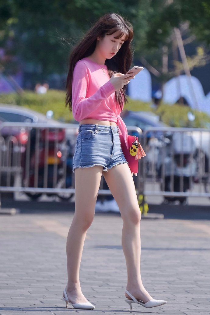 夏日的街头,长腿美女穿热裤很抢镜哦._高清图集_新浪网