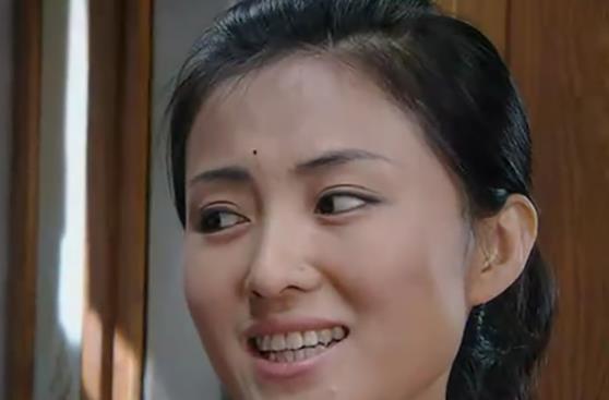 可惜到了后来,张艺霏几乎很少露面,即便在《乡村爱情》中与贾冰合演一