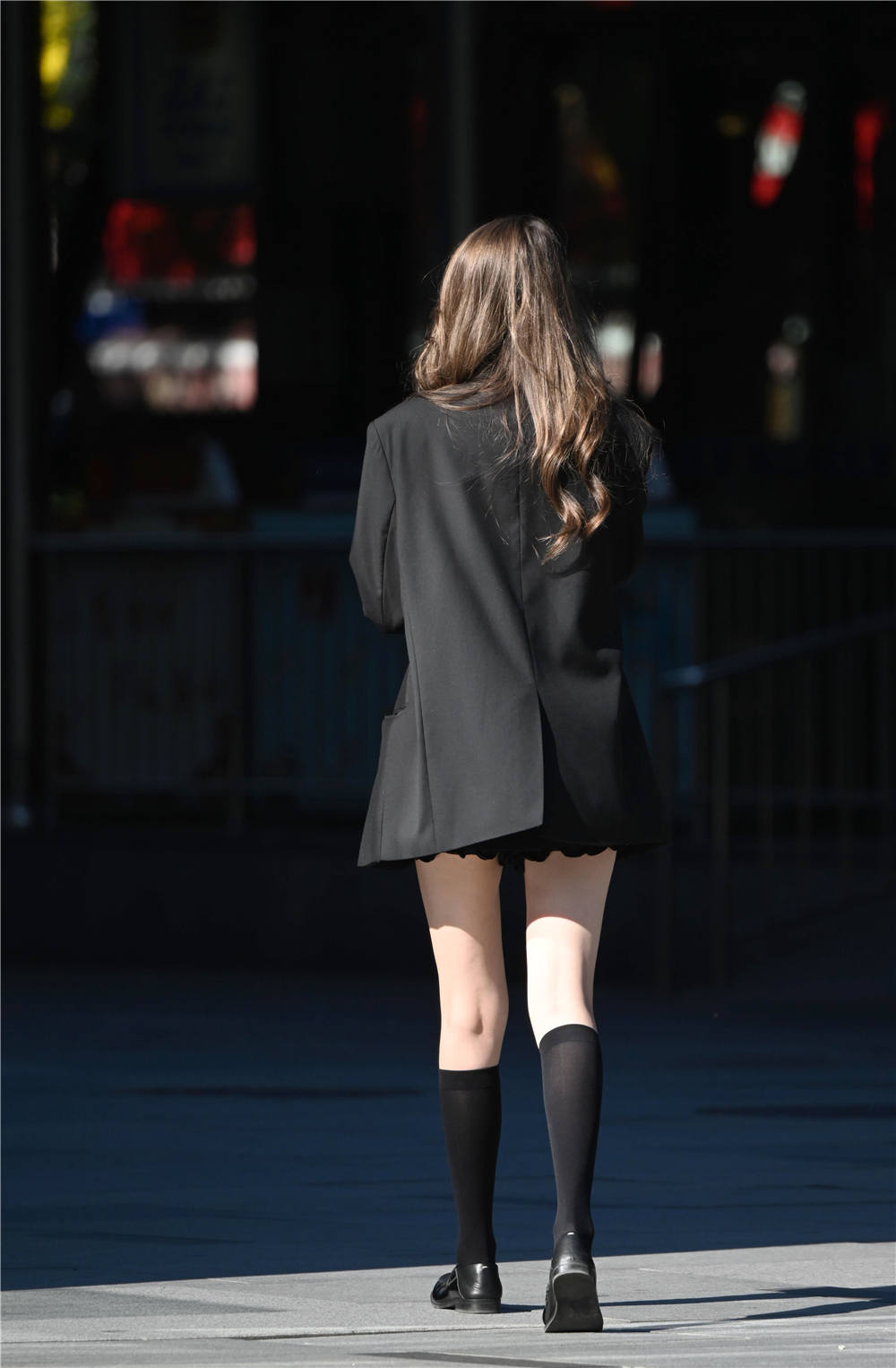 有着减龄的效果,还会修饰小腿的线条,这位美女选择一款黑色的高筒袜