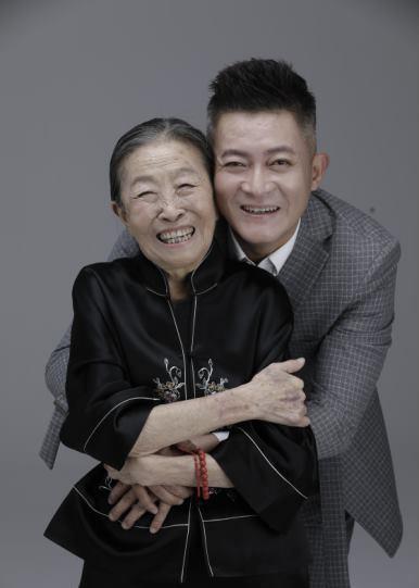 老戏骨张少华病逝,干儿子杨志刚晒合照并配文悼念