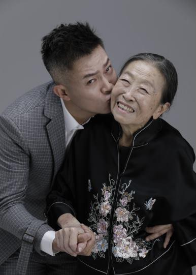 老戏骨张少华病逝,干儿子杨志刚晒合照并配文悼念