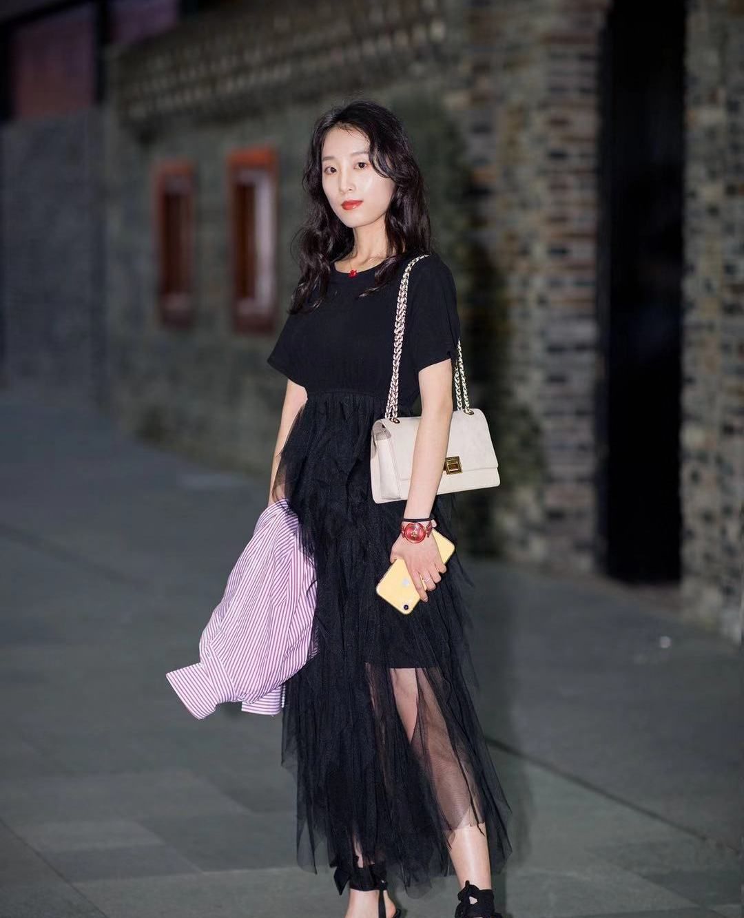 街拍:小姐姐黑色短袖搭配同色网纱半身裙,身材纤细甜美优雅