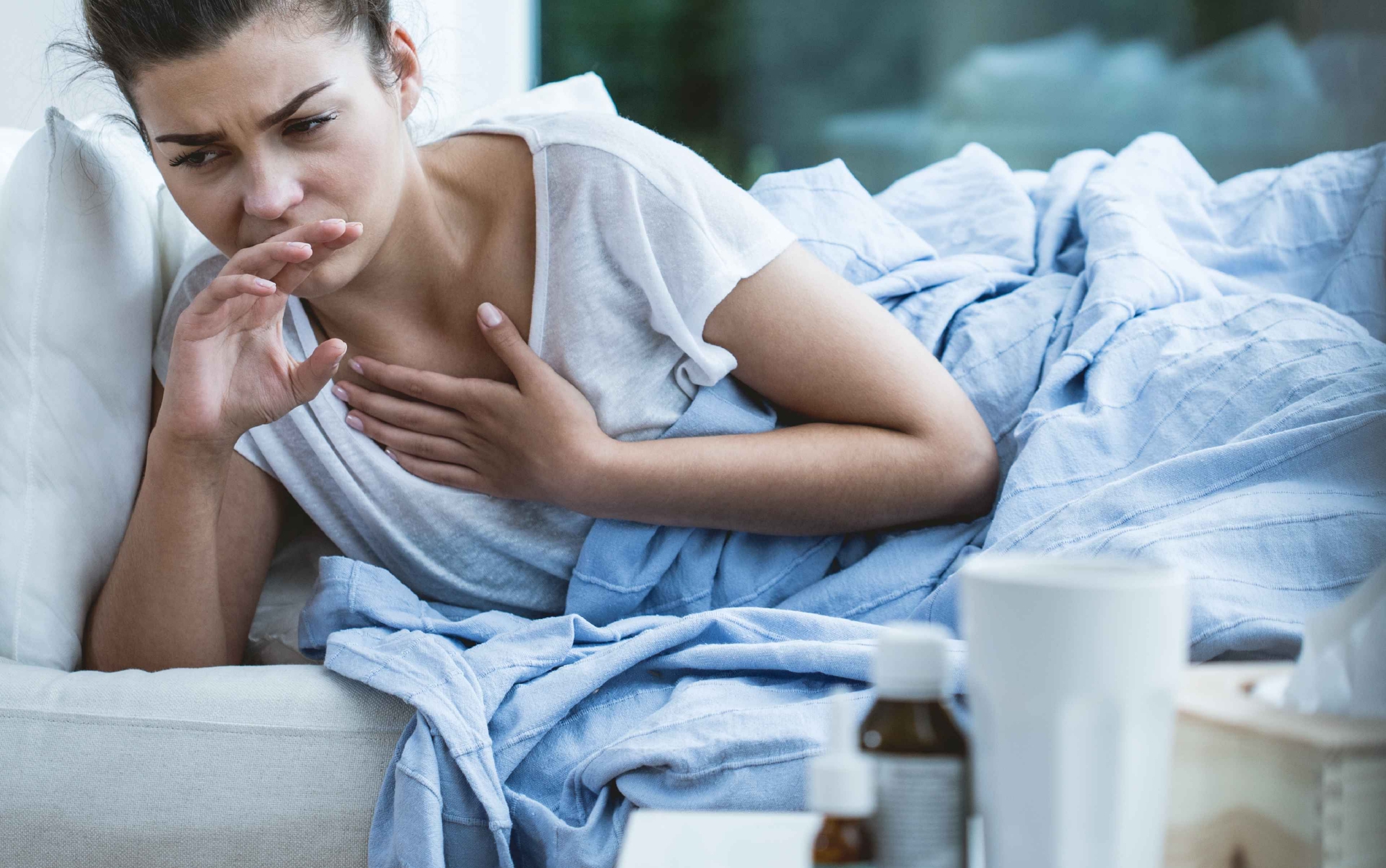 夜咳是什么原因引起的（为什么白天不咳嗽，夜晚躺下时咳嗽非常厉害不间断？听医生怎么说） | 说明书网