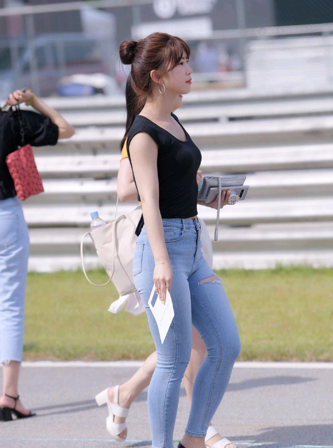 时尚穿搭:黑色v领上衣搭配牛仔裤 凉鞋