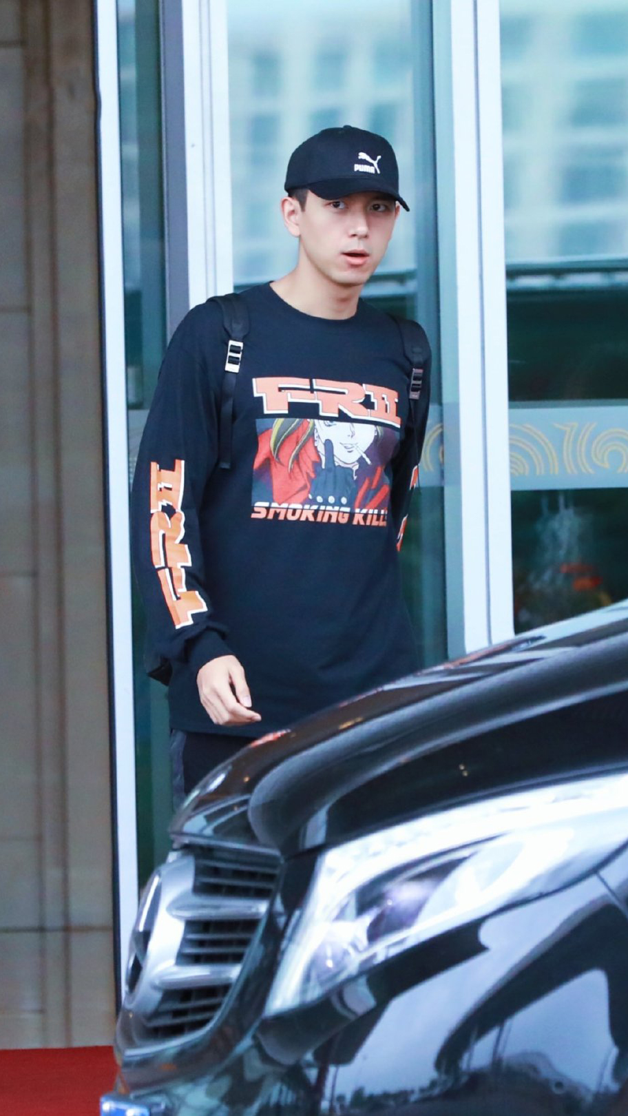 李现机场照搭配一身黑色造型少年感十足