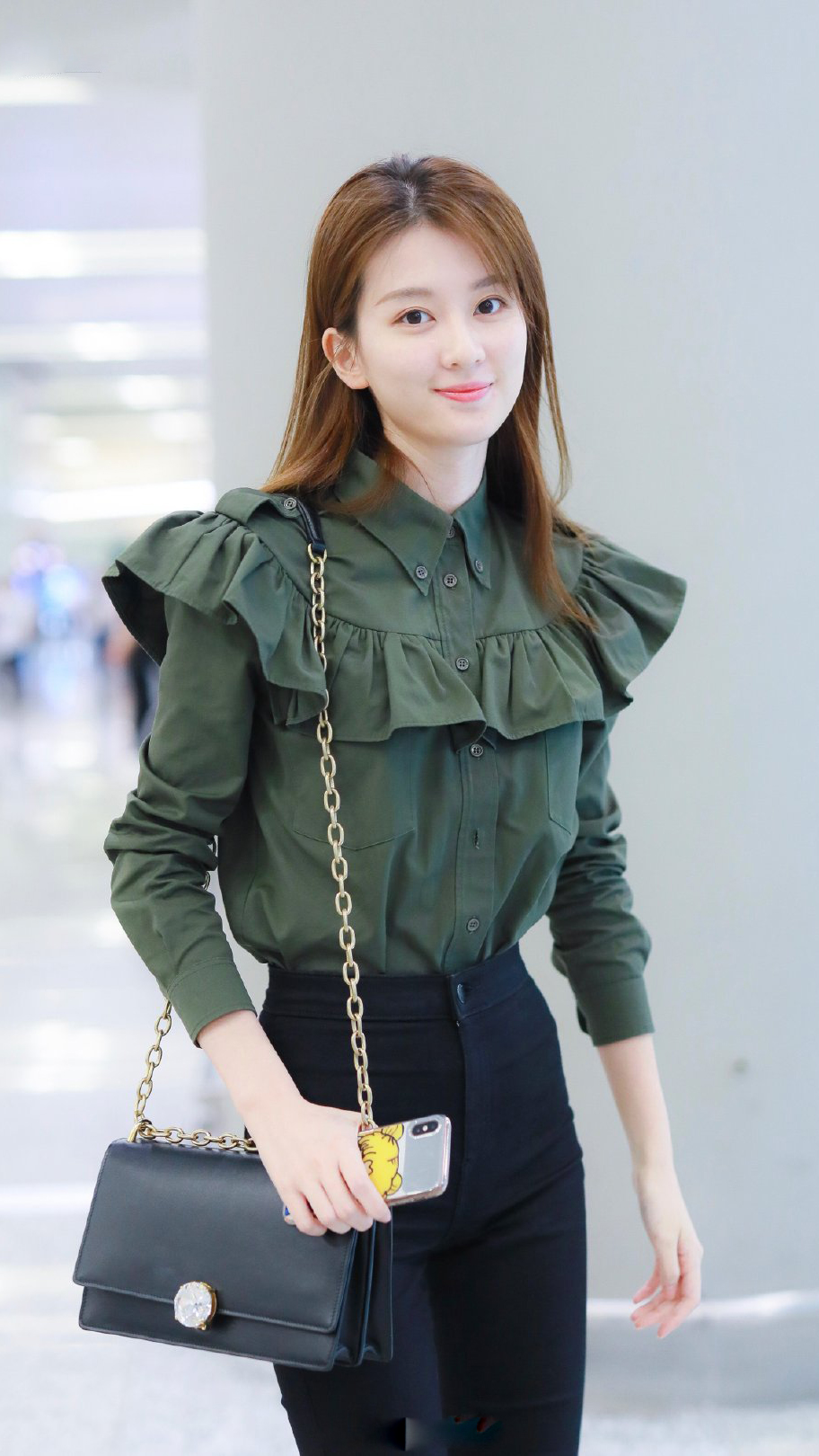 乔欣一改往日清纯造型豹纹吊带被小卷发圈粉了