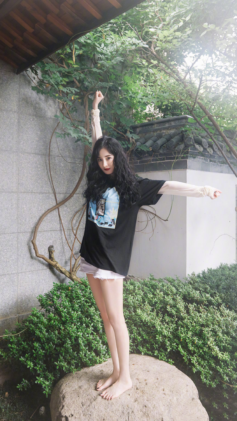 杨幂光脚晒近照复古小卷毛超抢镜哪像30多岁