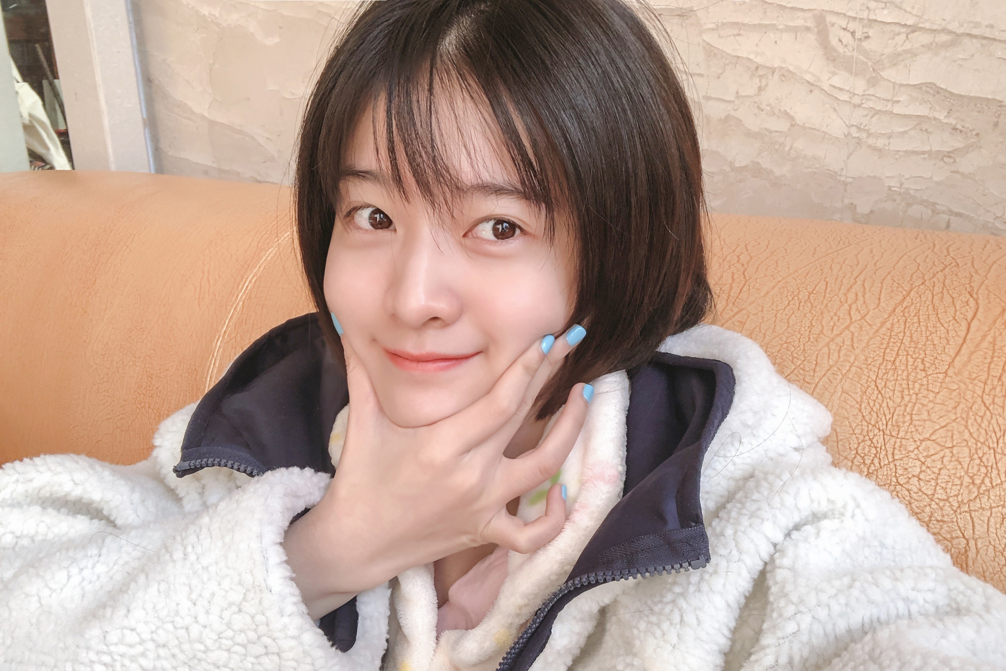 女明星素颜晒自拍张雪迎睡衣加外套吴宣仪马尾配卫衣
