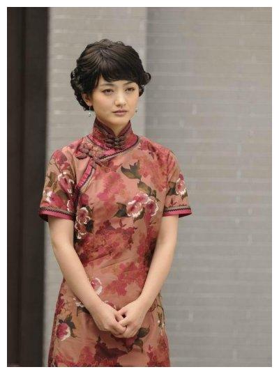 她是《潜伏》中的晚秋,出道多年不温不火,嫁给导演低调幸福