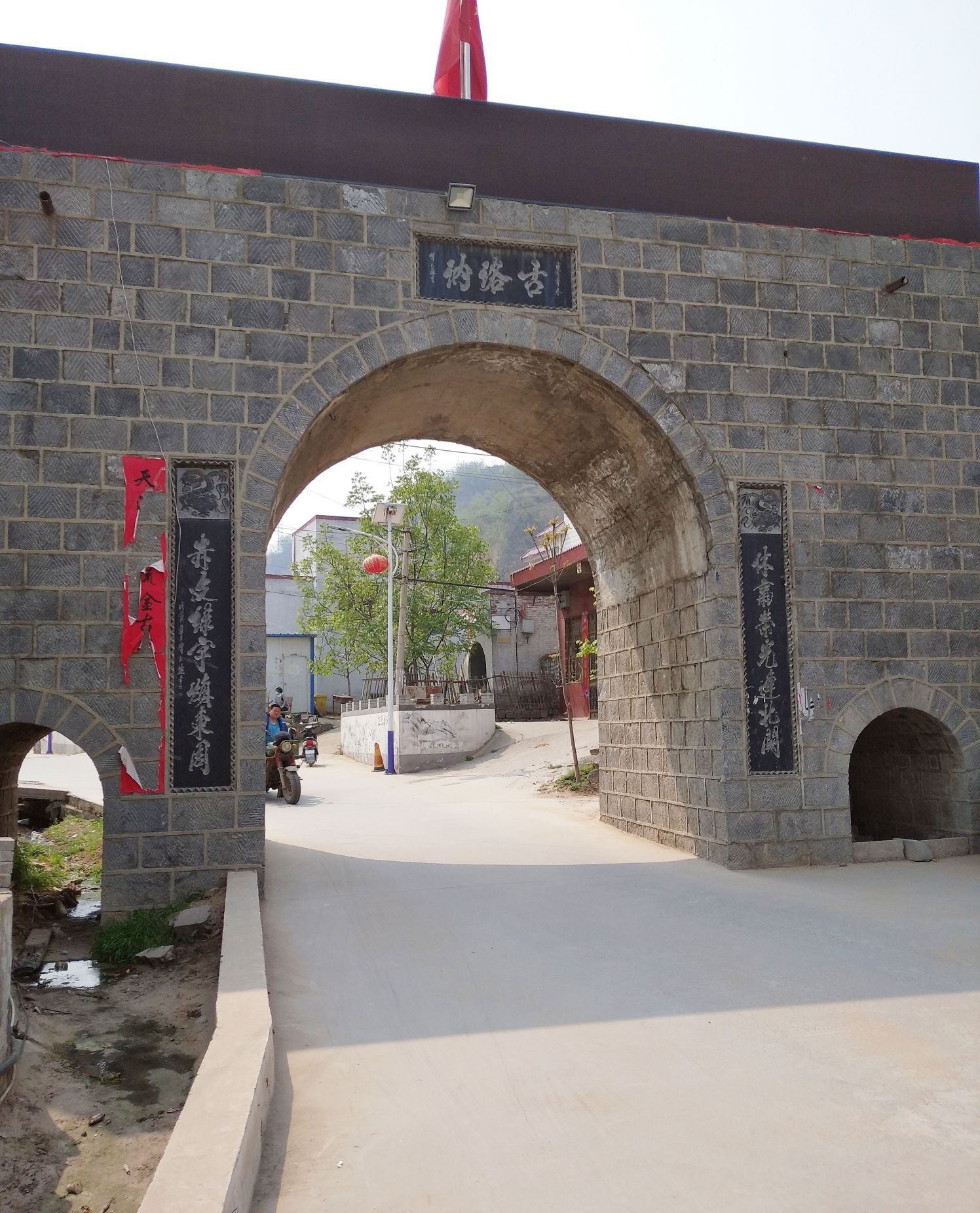 在这里创立了太极八卦;这里流传着河图洛书的故事;这里有隋朝的兴洛仓